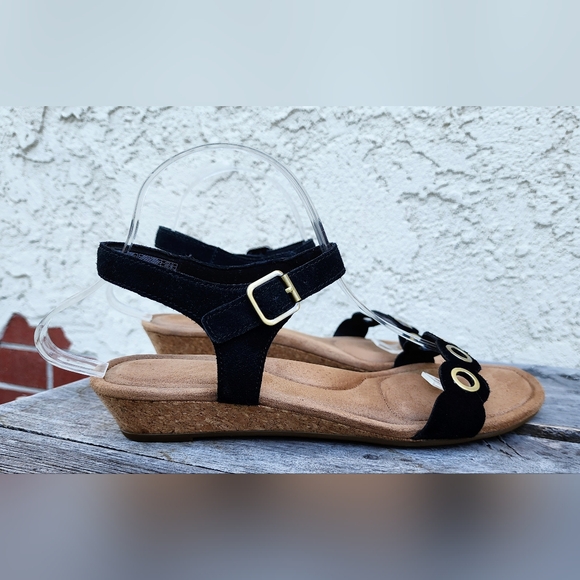 10 women Koolaburra by UGG platform cork grommet strap sandals black gold velvet - Picture 12 of 16
